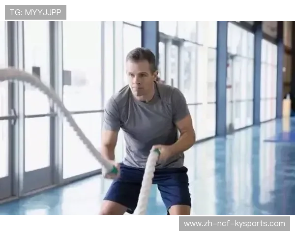 高效手臂塑形方案:战绳与药球的动态燃脂训练